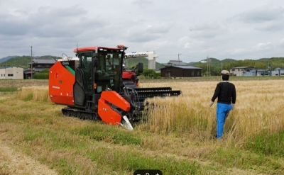 世界初の無人自動運転コンバイン 来年1月に上市 無人自動農機3機種揃う│